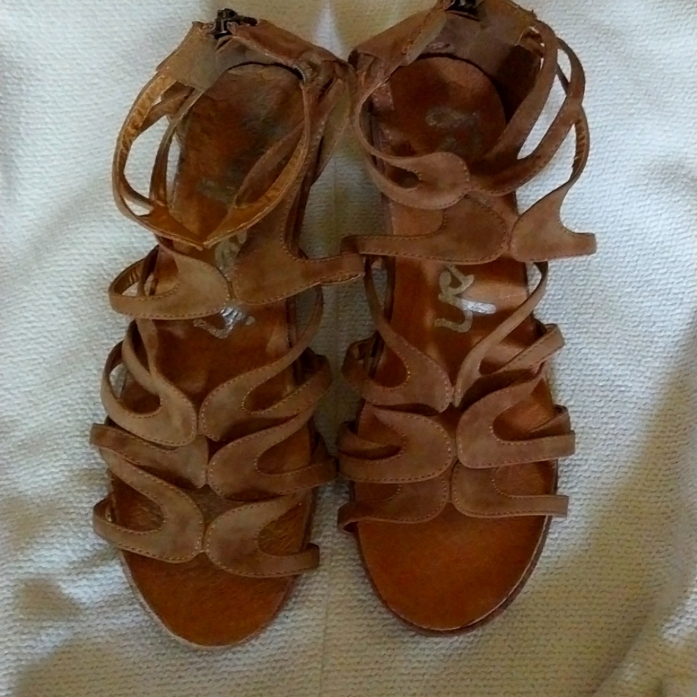 Tan colored Gladiator kitten heels size 39 a back zipper
